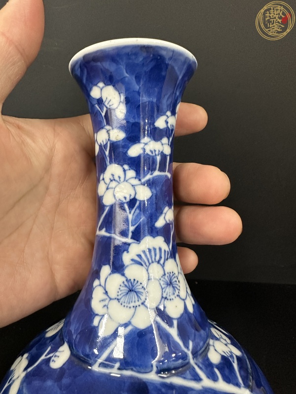 古玩陶瓷青花留白冰梅紋長(zhǎng)頸撇口瓶真品鑒賞圖