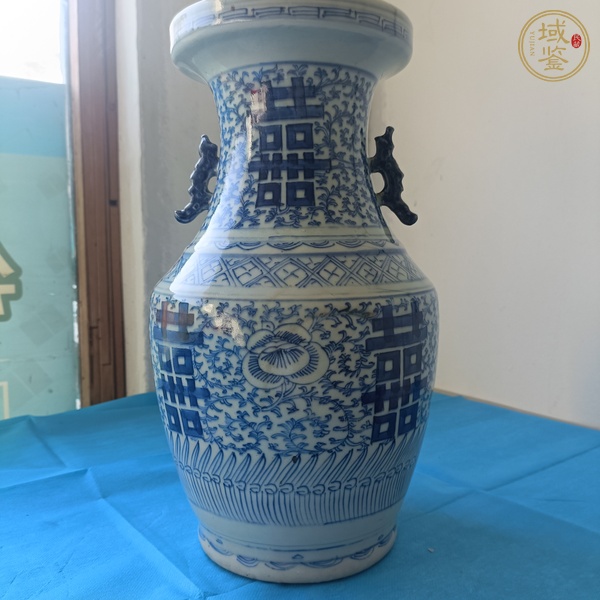 古玩陶瓷纏枝花囍字紋青花瓶真品鑒賞圖