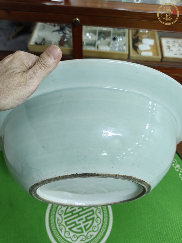 古玩陶瓷豆青釉堆白荷蓮紋折沿盆真品鑒賞圖