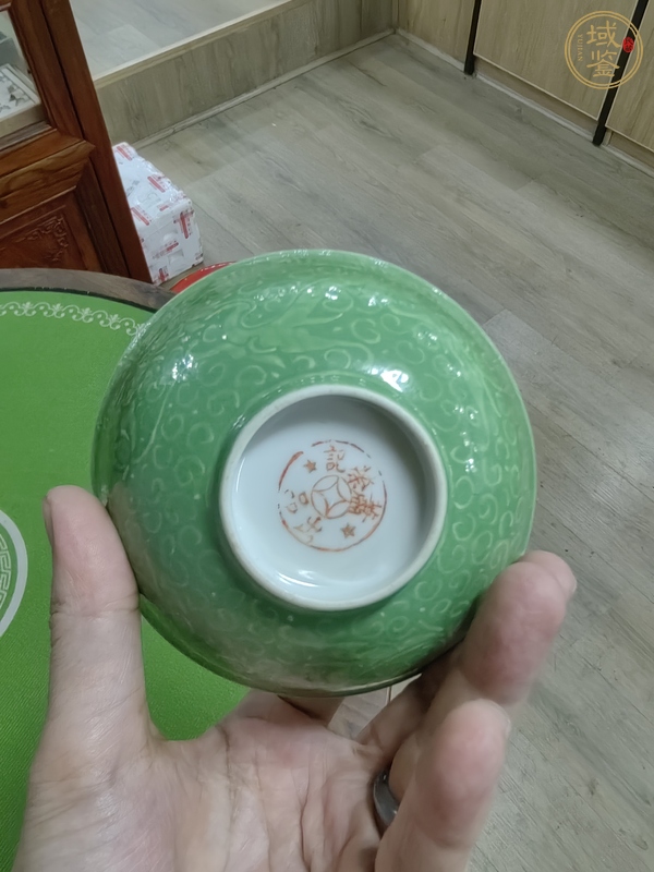 古玩陶瓷蘋(píng)果綠釉龍紋茶碗真品鑒賞圖