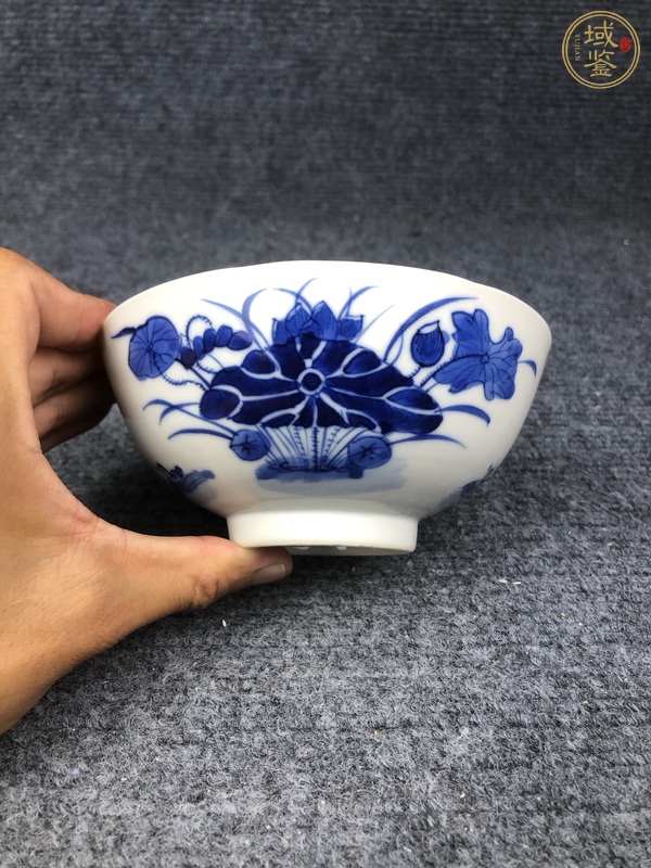 古玩陶瓷青花蓮池鴛鴦紋大蓋碗真品鑒賞圖