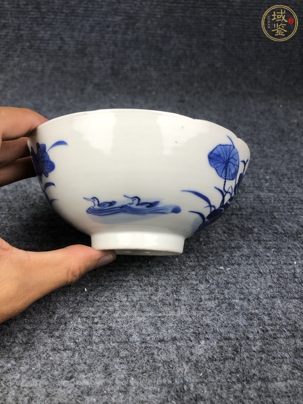 古玩陶瓷青花蓮池鴛鴦紋大蓋碗真品鑒賞圖