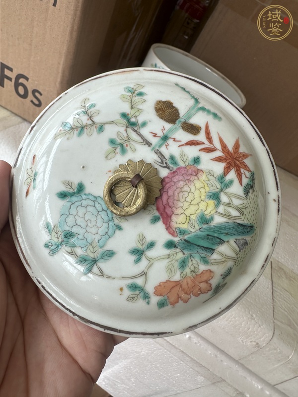 古玩陶瓷粉彩蝶戀花紋節(jié)盒真品鑒賞圖