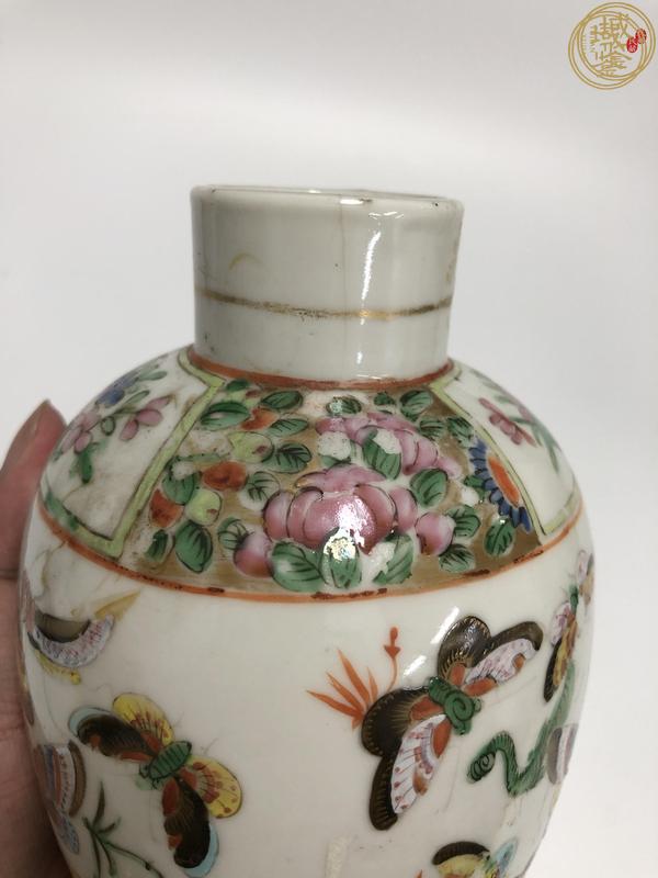 古玩陶瓷廣彩蝴蝶花卉紋瓶真品鑒賞圖