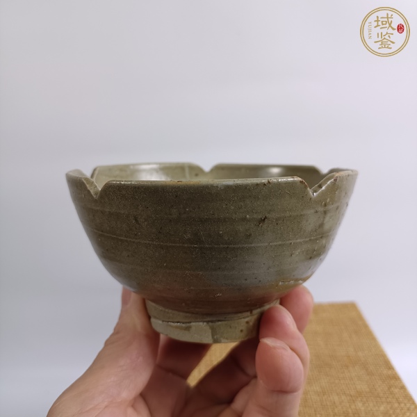 古玩陶瓷越窯系五缺青釉碗真品鑒賞圖