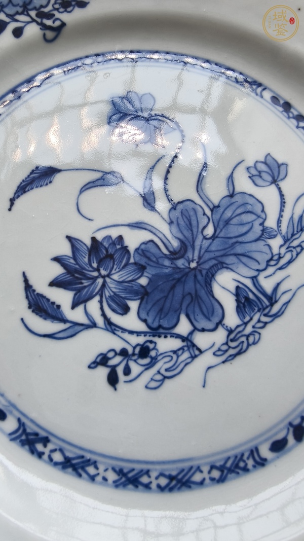 古玩陶瓷青花荷蓮紋折沿盤真品鑒賞圖