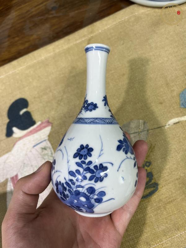 古玩陶瓷青花洞石花卉紋膽瓶真品鑒賞圖