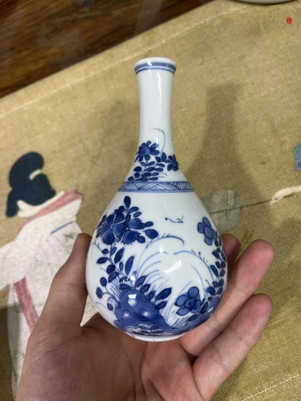 古玩陶瓷青花洞石花卉紋膽瓶真品鑒賞圖