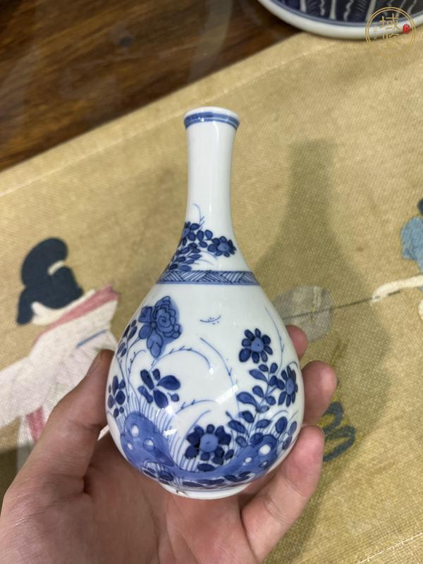 古玩陶瓷青花洞石花卉紋膽瓶真品鑒賞圖