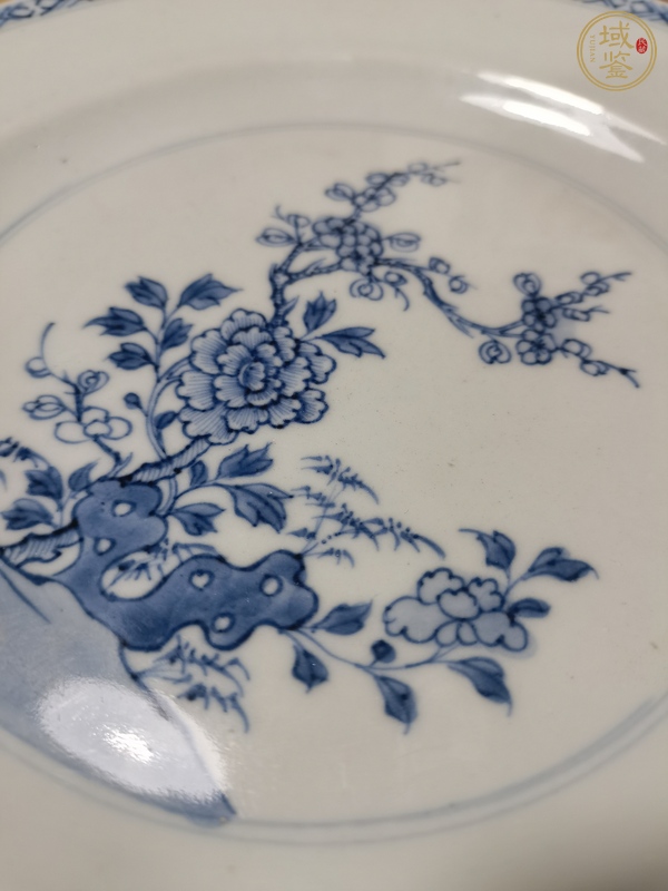 古玩陶瓷花卉紋青花盤真品鑒賞圖