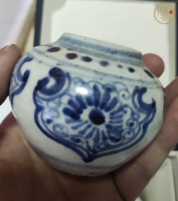 古玩陶瓷青花花卉圖案罐真品鑒賞圖