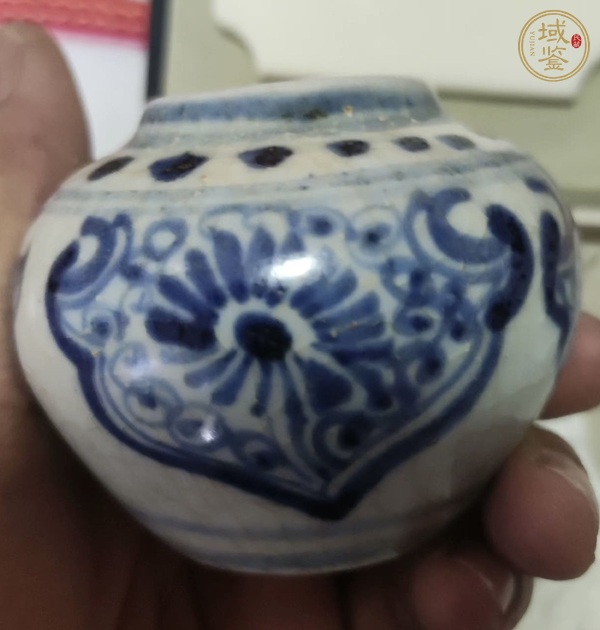 古玩陶瓷青花花卉圖案罐真品鑒賞圖