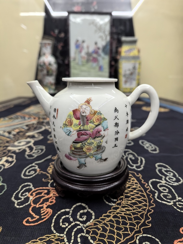 古玩轉(zhuǎn)賣道咸粉彩無雙譜人物茶壺拍賣，當(dāng)前價格8200元