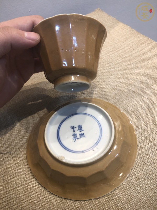 古玩陶瓷外紫金釉內(nèi)青花杯盤真品鑒賞圖