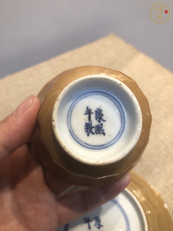 古玩陶瓷外紫金釉內(nèi)青花杯盤真品鑒賞圖