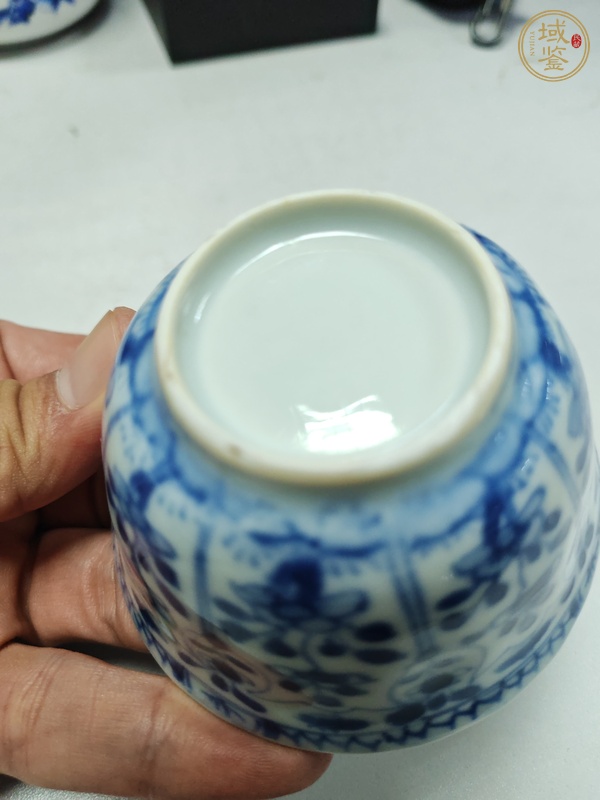 古玩陶瓷花卉紋青花杯真品鑒賞圖