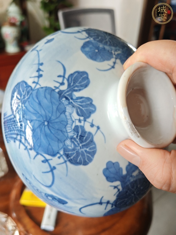 古玩陶瓷花卉紋青花蓋缸真品鑒賞圖