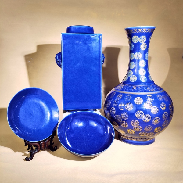 古玩陶瓷【議價佳士得崔凱精品官窯】清光緒霽藍釉描金皮球花紋玉堂春賞瓶拍賣,當前價格222222元