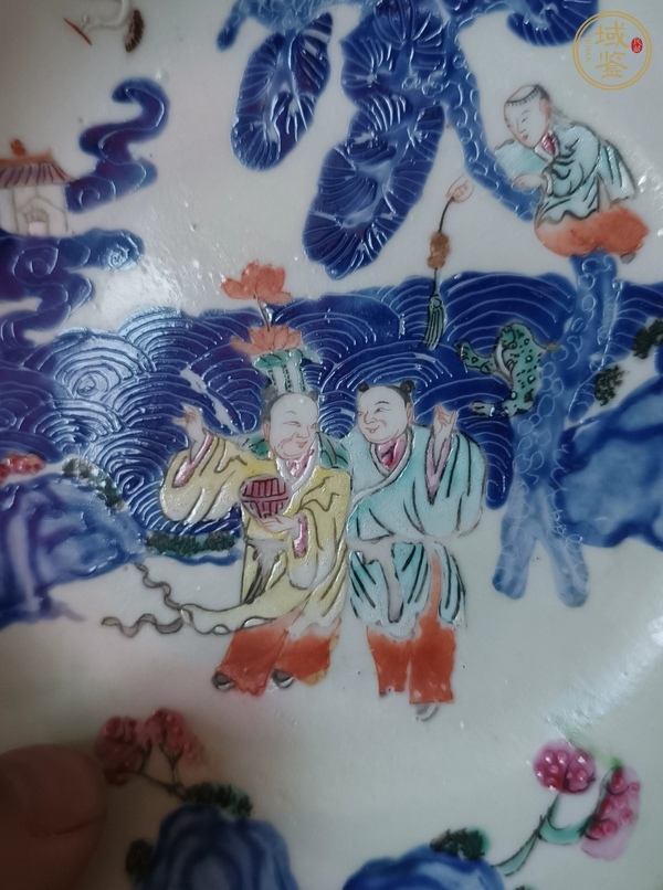 古玩陶瓷藍料人物粉彩盤真品鑒賞圖