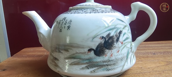 古玩陶瓷建國初期粉彩蘆雁紋茶壺真品鑒賞圖