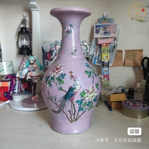 古玩陶瓷胭脂紅壓道粉彩花鳥紋雙耳瓶真品鑒賞圖