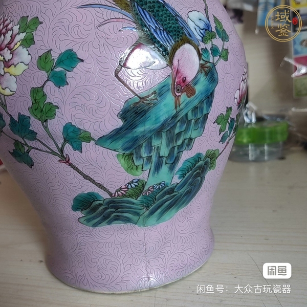 古玩陶瓷胭脂紅壓道粉彩花鳥紋雙耳瓶真品鑒賞圖