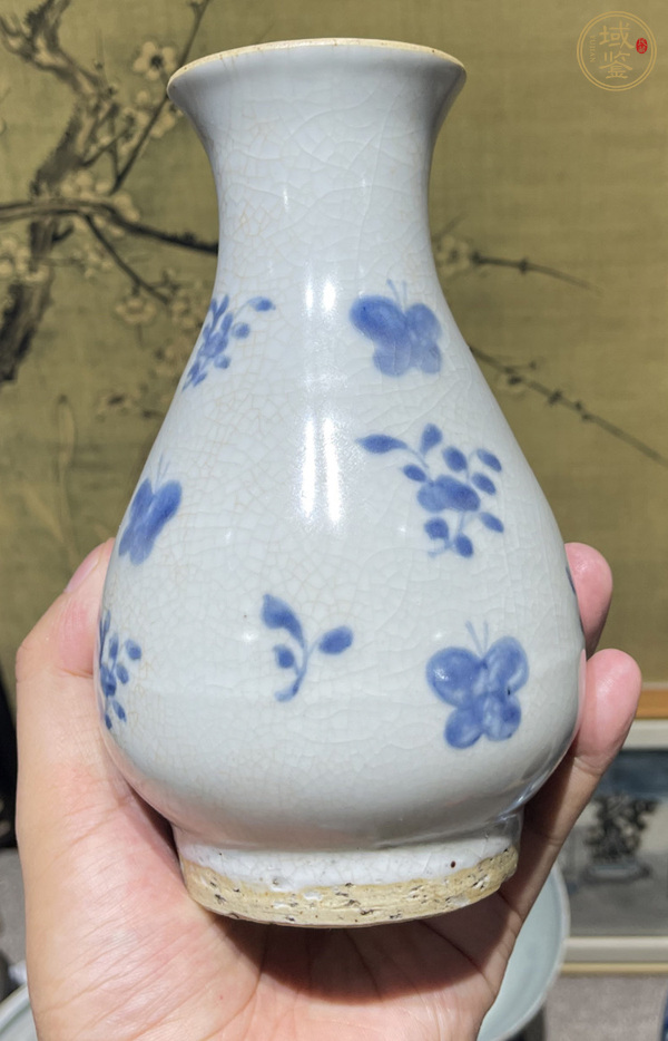 古玩陶瓷哥釉青花花卉蝴蝶紋瓶真品鑒賞圖