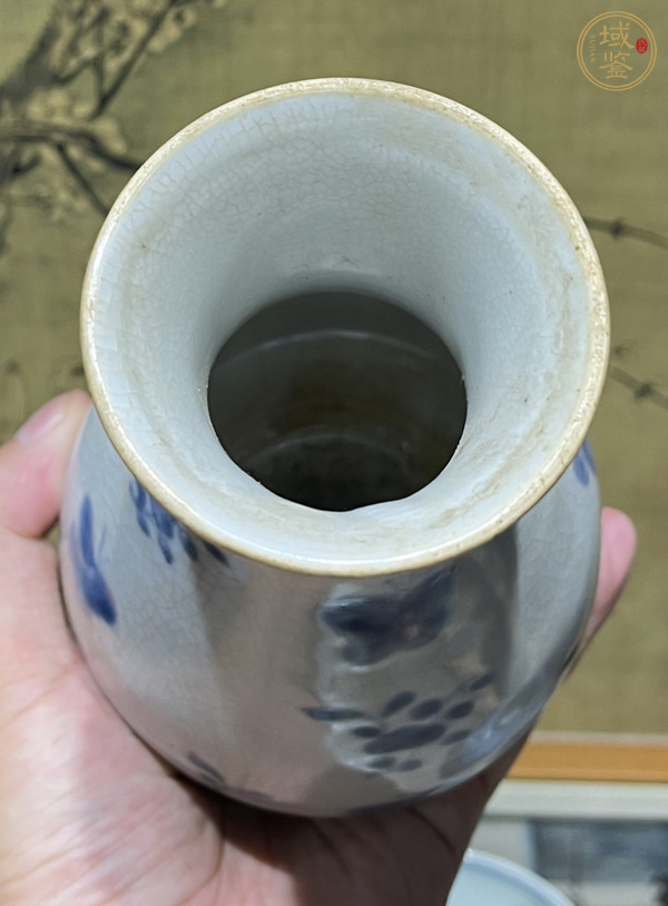 古玩陶瓷哥釉青花花卉蝴蝶紋瓶真品鑒賞圖