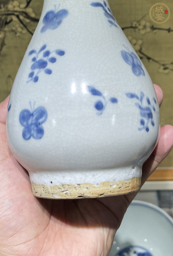 古玩陶瓷哥釉青花花卉蝴蝶紋瓶真品鑒賞圖