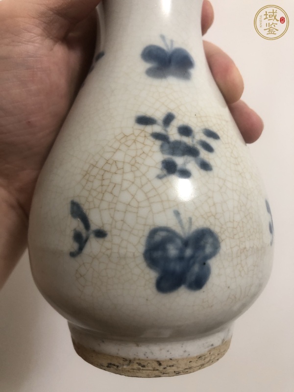 古玩陶瓷哥釉青花花卉蝴蝶紋瓶真品鑒賞圖