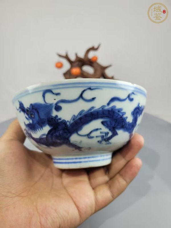 古玩陶瓷明萬(wàn)歷青花云龍趕珠紋碗真品鑒賞圖