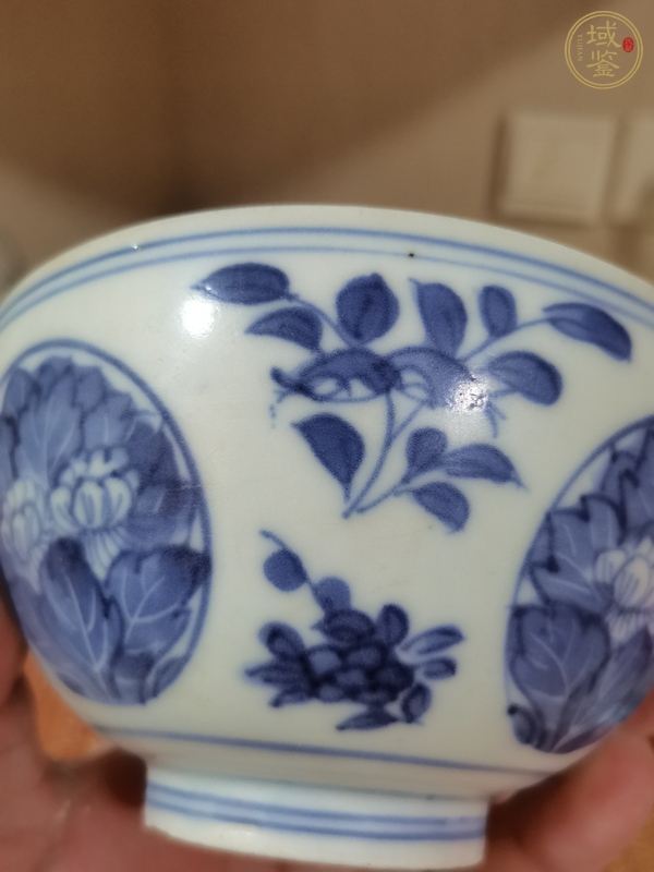 古玩陶瓷花卉紋青花碗真品鑒賞圖