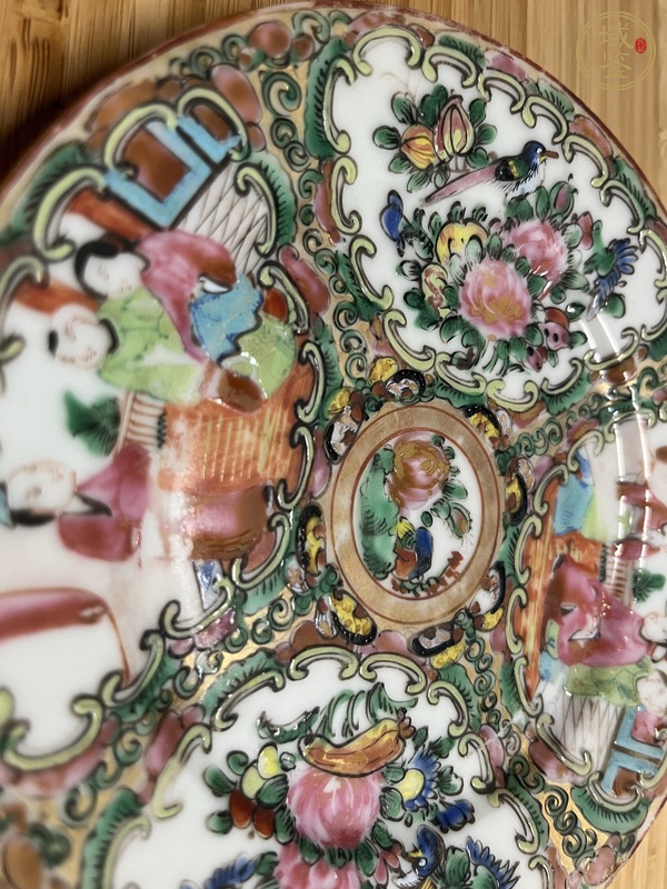 古玩陶瓷人物花鳥蝶紋廣彩盤真品鑒賞圖