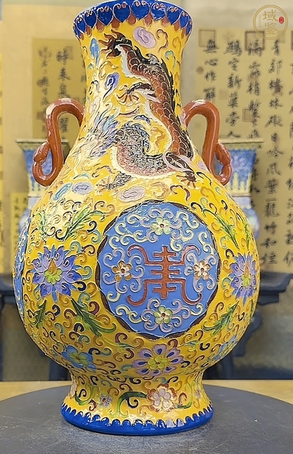 古玩陶瓷黃地瀝粉龍紋雙耳尊真品鑒賞圖