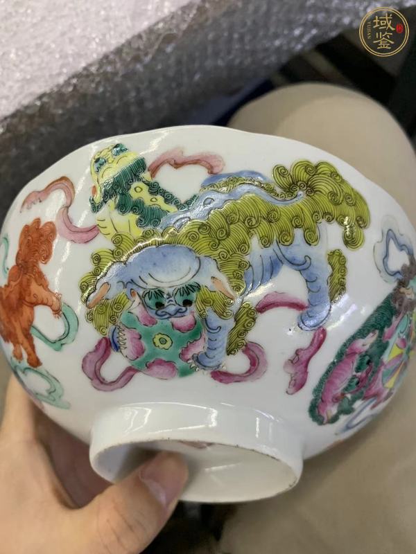 古玩陶瓷粉彩獅子繡球圖花口碗真品鑒賞圖