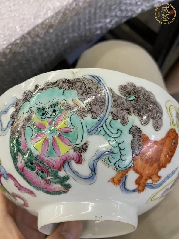 古玩陶瓷粉彩獅子繡球圖花口碗真品鑒賞圖