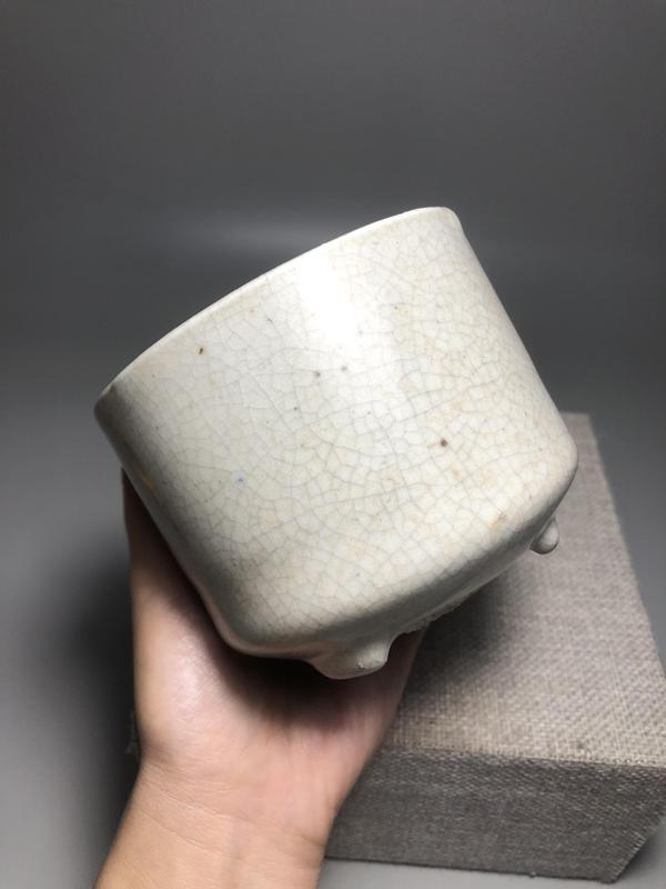 古玩陶瓷清乾隆,哥釉三足爐拍賣,當前價格4000元