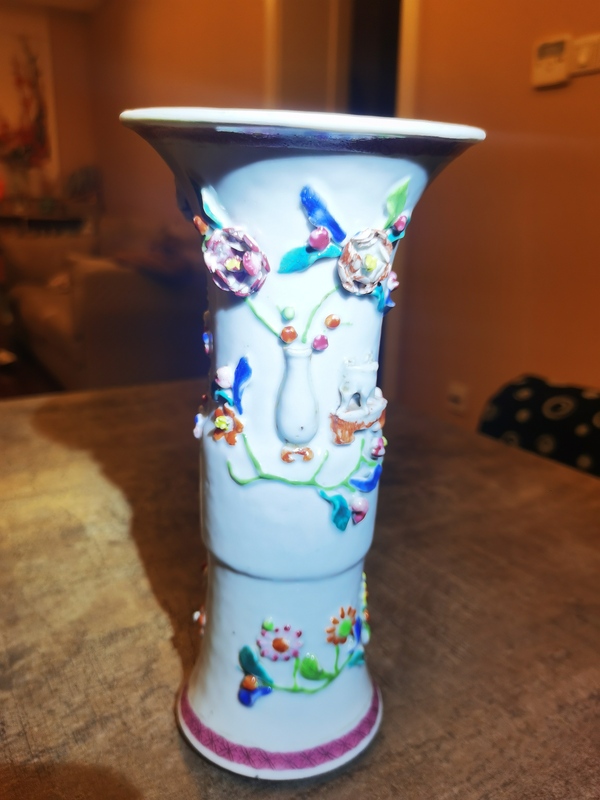 古玩陶瓷粉彩雕瓷花卉博古紋花觚拍賣,當前價格2900元