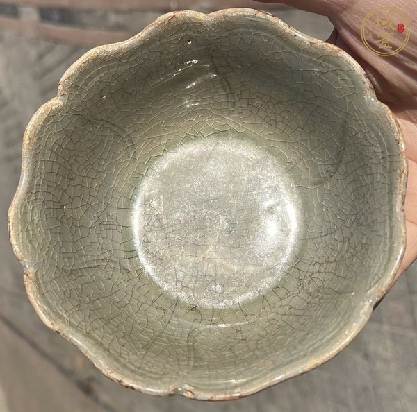 古玩陶瓷龍泉窯花口刻花碗真品鑒賞圖