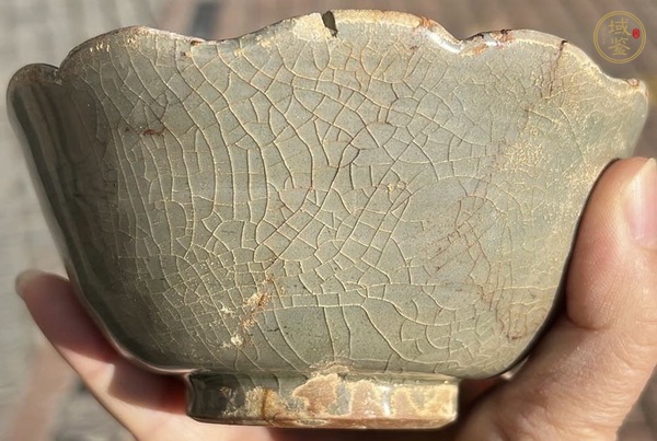 古玩陶瓷龍泉窯花口刻花碗真品鑒賞圖