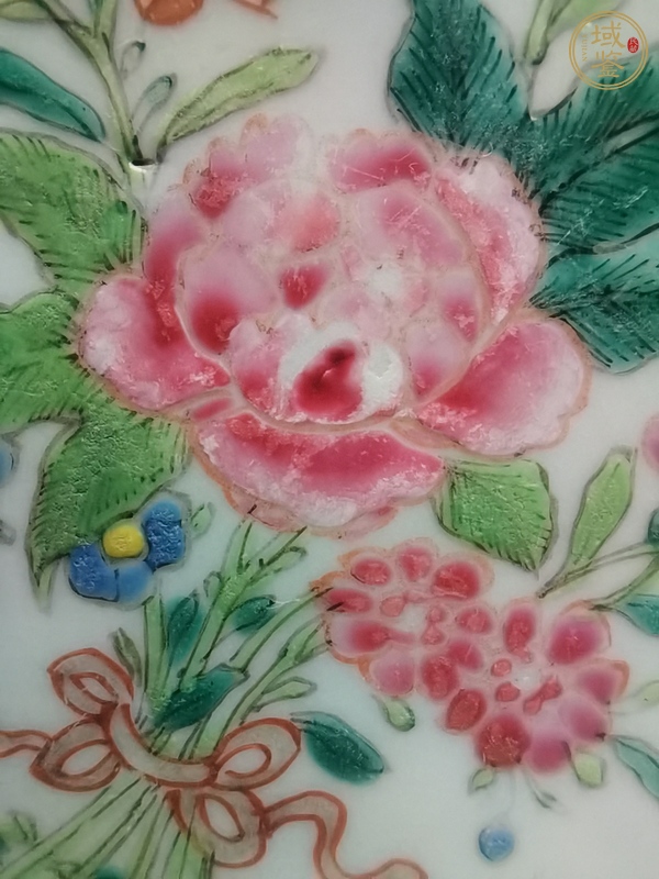 古玩陶瓷粉彩花卉紋花口盤真品鑒賞圖