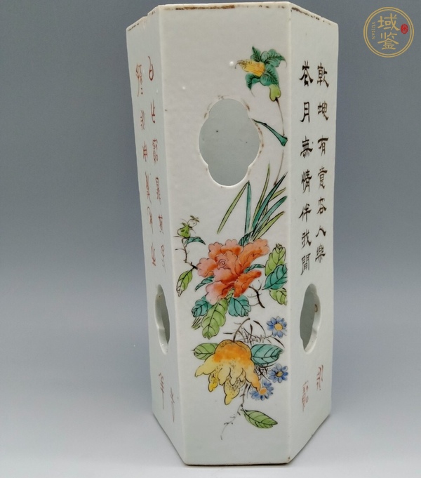 古玩陶瓷粉彩人物花卉詩(shī)文六方開(kāi)窗帽筒真品鑒賞圖