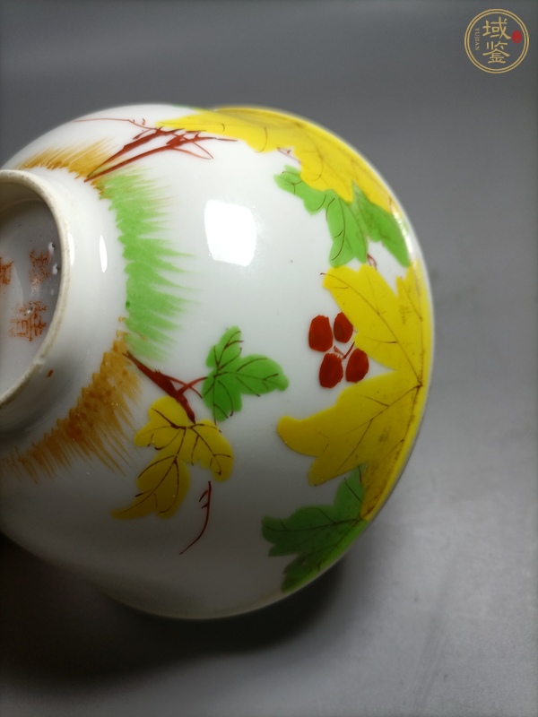 古玩陶瓷粉彩花果紋茶碗真品鑒賞圖