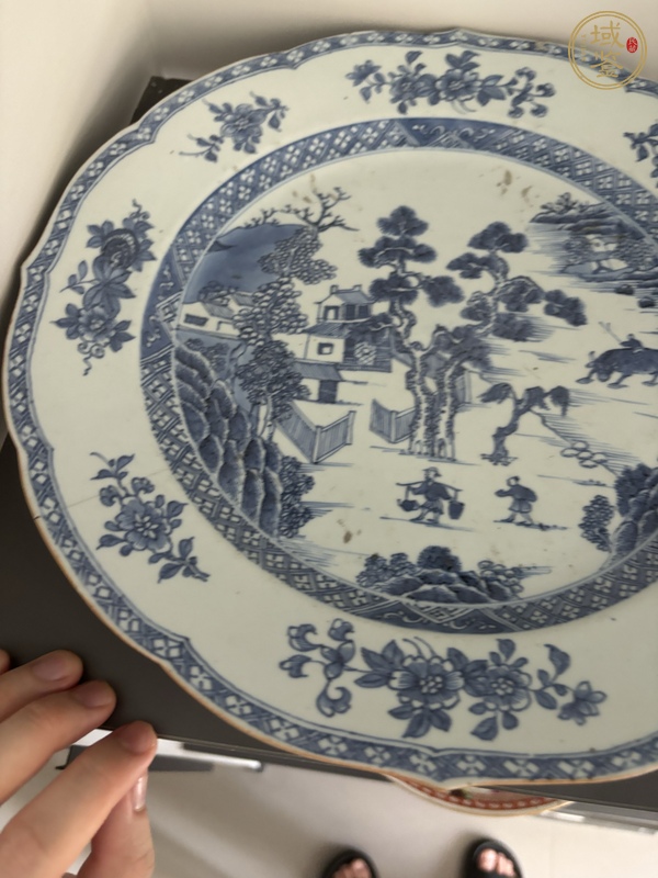 古玩陶瓷青花山水人物紋花口盤真品鑒賞圖