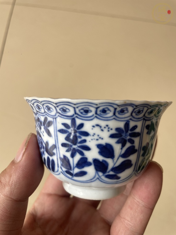 古玩陶瓷青花花卉紋瓜棱杯真品鑒賞圖