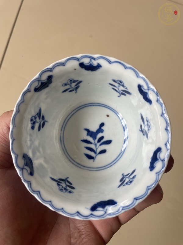 古玩陶瓷青花花卉紋瓜棱杯真品鑒賞圖