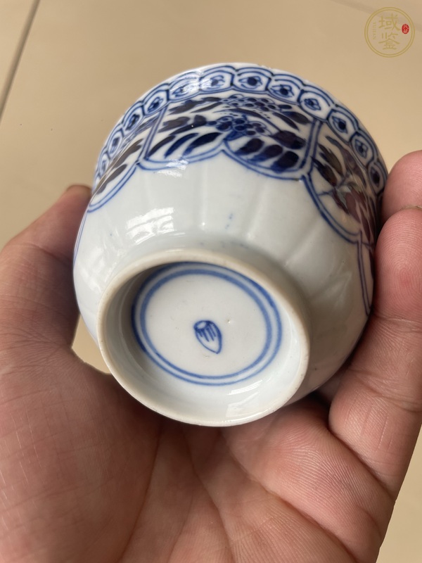 古玩陶瓷青花花卉紋瓜棱杯真品鑒賞圖