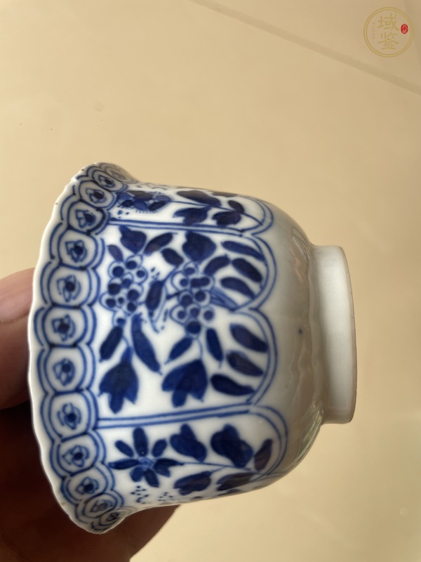 古玩陶瓷青花花卉紋瓜棱杯真品鑒賞圖