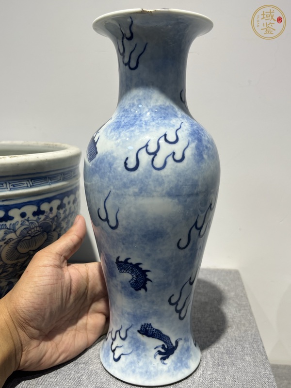 古玩陶瓷吹藍(lán)釉青花龍紋觀音瓶真品鑒賞圖