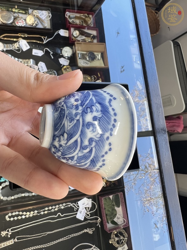 古玩陶瓷日本大正青花海水紋仰鐘杯真品鑒賞圖